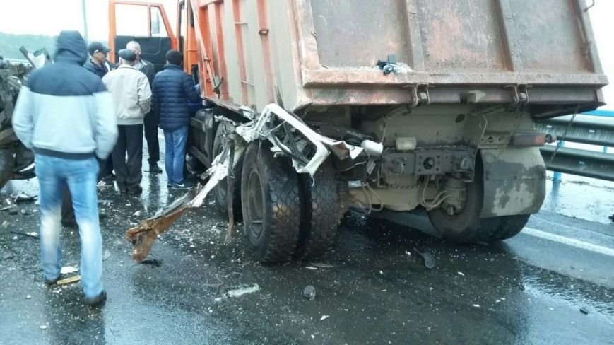На подъезде к новому мосту в Ульяновске грузовик разбился об Камаз. ФОТО, фото-1