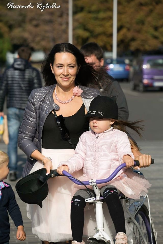 У Черкасах відбувся жіночий велопарад – з квітами, м’якими..., фото-5 У Черкасах відбувся жіночий велопарад – з квітами, м’якими іграшками й навіть живим котом (ФОТО), фото-5