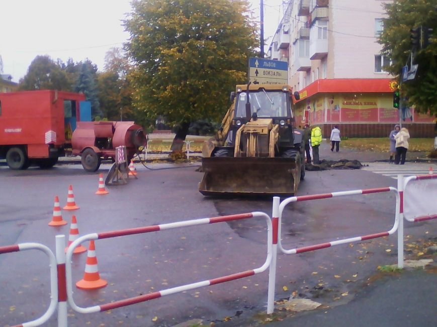 Центральна частина Новограда-Волинського перекрита: ведуть..., фото-3 Центральна частина Новограда-Волинського перекрита: ведуться ремонтні роботи (ФОТО), фото-3