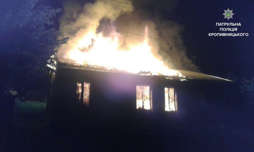 В Кропивницком патрульные спасли семью, которая спала в го..., фото-1 В Кропивницком патрульные спасли семью, которая спала в горящем доме (ФОТО), фото-1