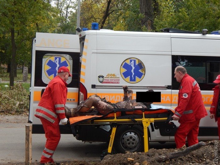 Одесский рабочий в мгновение ока лишился одежды после удара..., фото-1 Одесский рабочий в мгновение ока лишился одежды после удара током (фото), фото-1