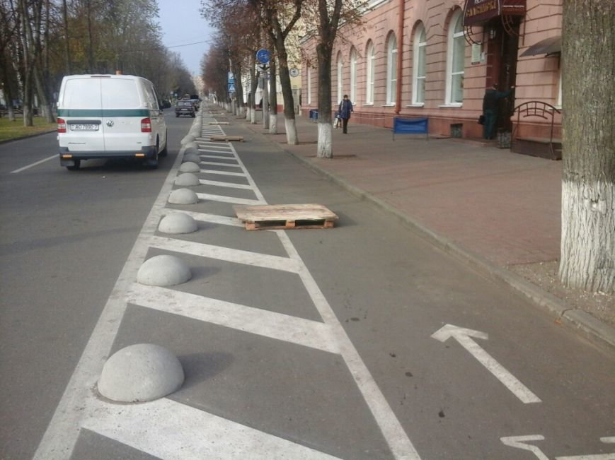 Фотофакт: в Полоцке убирают бетонные «таблетки», которые защищали велодорожку от машин, фото-1