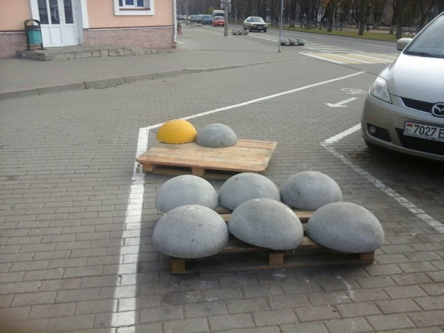 Фотофакт: в Полоцке убирают бетонные «таблетки», которые защищали велодорожку от машин, фото-4