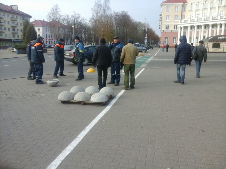 Фотофакт: в Полоцке убирают бетонные «таблетки», которые защищали велодорожку от машин, фото-3