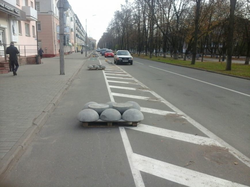 Фотофакт: в Полоцке убирают бетонные «таблетки», которые защищали велодорожку от машин, фото-5