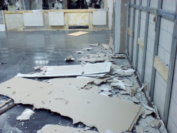 Колектив «Аміри» понівечив приміщення «Льодового майданчика», фото-3 Колектив «Аміри» понівечив приміщення «Льодового майданчика», фото-3
