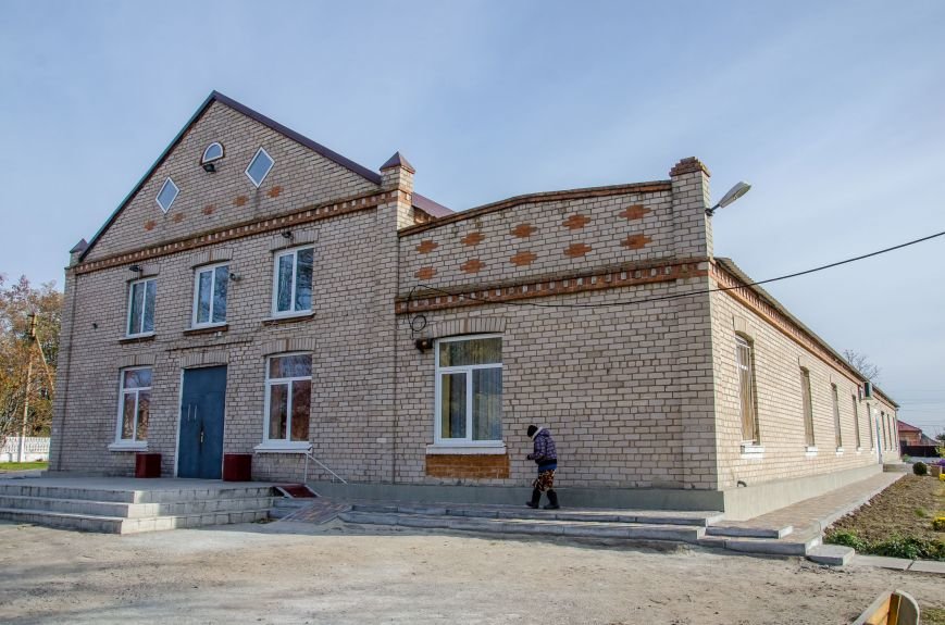 4 Ремонтують будинок культури. 4 Ремонтують будинок культури.
