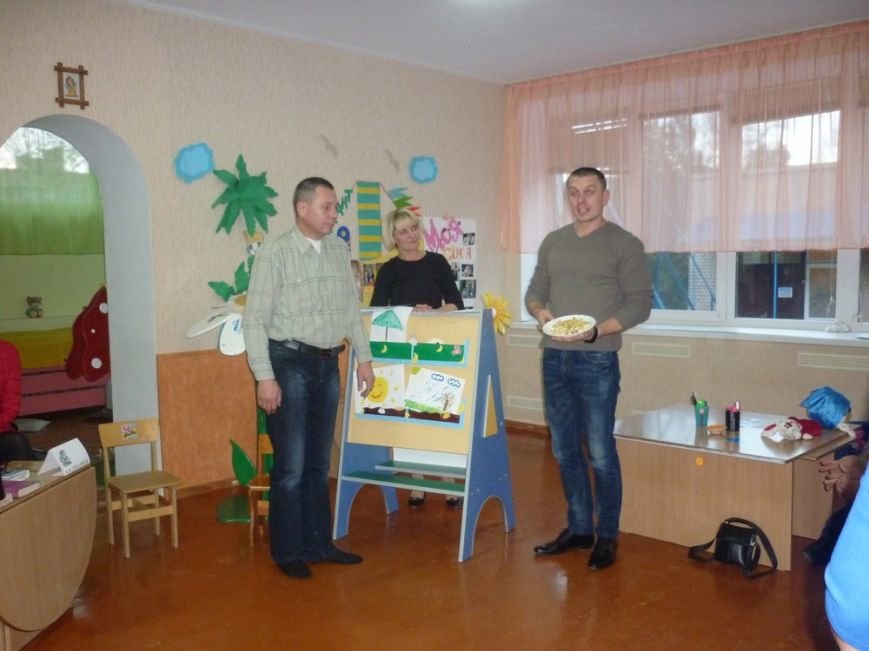 ДНЗ №20 вручив сертифікати "Кроківський татусь" батькам про..., фото-5 ДНЗ №20 вручив сертифікати "Кроківський татусь" батькам пройшовшим тренінг "Крок за кроком", фото-5