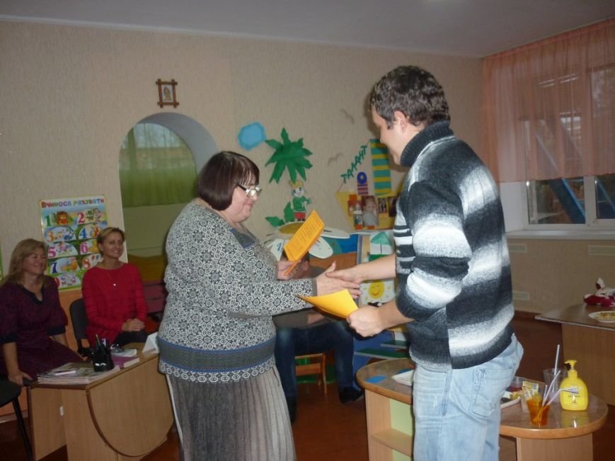 ДНЗ №20 вручив сертифікати "Кроківський татусь" батькам про..., фото-2 ДНЗ №20 вручив сертифікати "Кроківський татусь" батькам пройшовшим тренінг "Крок за кроком", фото-2