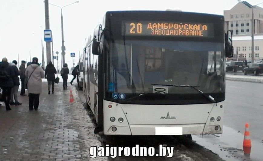 В Гродно пенсионерка поскользнулась на снежной "каше" и уг..., фото-2 В Гродно пенсионерка поскользнулась на снежной "каше" и угодила ногой под колесо городского автобуса, фото-2
