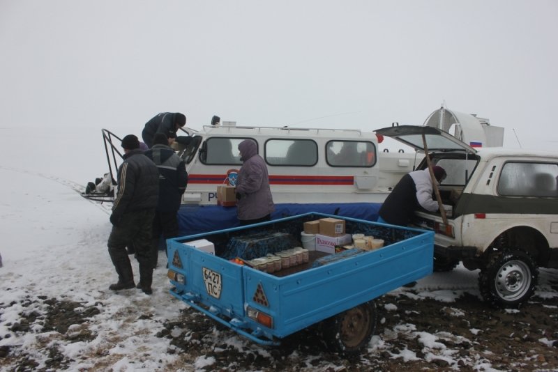Спасатели осуществляют доставку продуктов на острова Псковского озера, фото-1