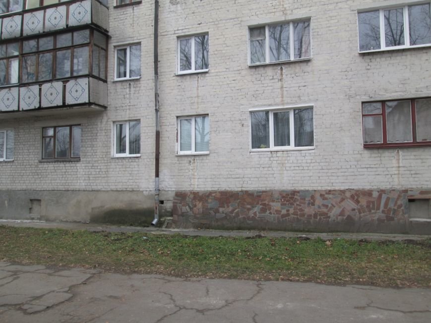 У Новограді-Волинському чоловік вкоротив віку вистрибнувши..., фото-3 У Новограді-Волинському чоловік вкоротив віку вистрибнувши з вікна 3 поверху (ФОТО), фото-3