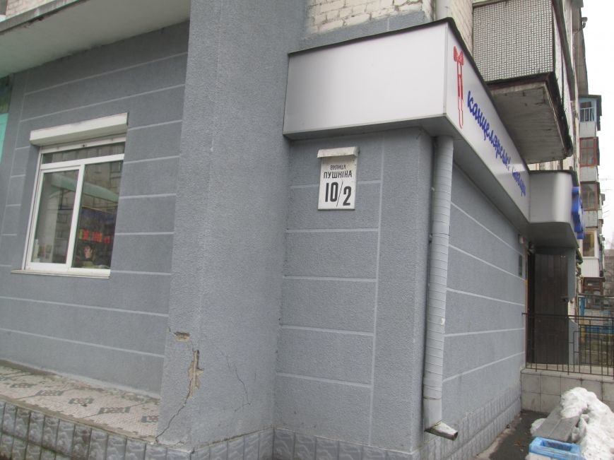 У Новограді-Волинському чоловік вкоротив віку вистрибнувши..., фото-1 У Новограді-Волинському чоловік вкоротив віку вистрибнувши з вікна 3 поверху (ФОТО), фото-1