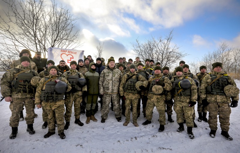 Порошенко встретился с воинами АТО на передовой под Горловк..., фото-2 Порошенко встретился с воинами АТО на передовой под Горловкой (ФОТО, ВИДЕО), фото-2