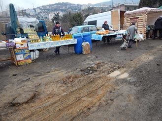 В Ялте продолжают устраивать ярмарки в грязи, фото-2 В Ялте продолжают устраивать ярмарки в грязи, фото-2