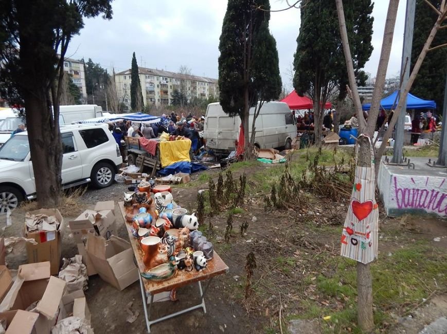 В Ялте продолжают устраивать ярмарки в грязи, фото-3 В Ялте продолжают устраивать ярмарки в грязи, фото-3