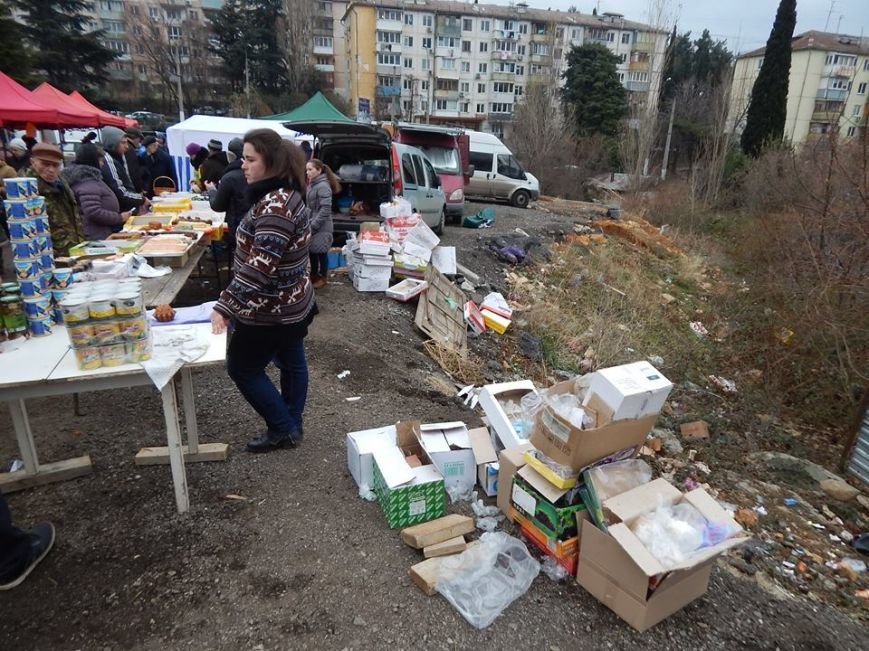 В Ялте продолжают устраивать ярмарки в грязи, фото-1 В Ялте продолжают устраивать ярмарки в грязи, фото-1