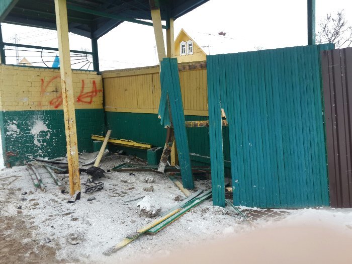В Витебске мужчина врезался в автобусную остановку, а после..., фото-1 В Витебске мужчина врезался в автобусную остановку, а после абсолютно голый убегал от сотрудников ДПС (ВИДЕО), фото-1
