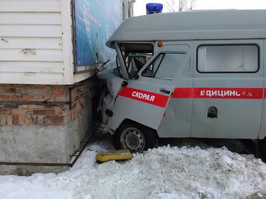 В Ульяновске машина скорой помощи влетела в здание. ФОТО, фото-1