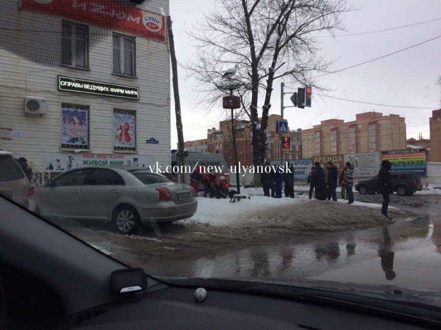 В Ульяновске машина скорой помощи влетела в здание. ФОТО, фото-2