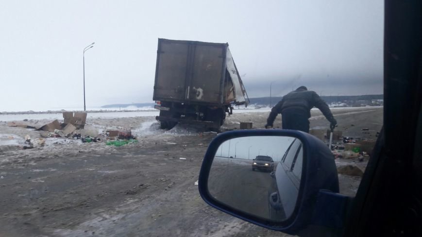 В Ульяновске в ДТП попал грузовик с алкоголем. ФОТО, фото-1