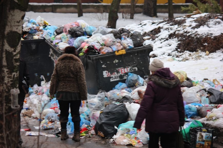 Кабан на матрасе у мусорки