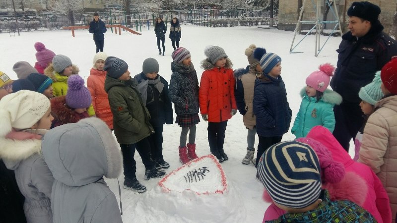 Пятигорские школьники лепят дорожные знаки из снега, фото-1