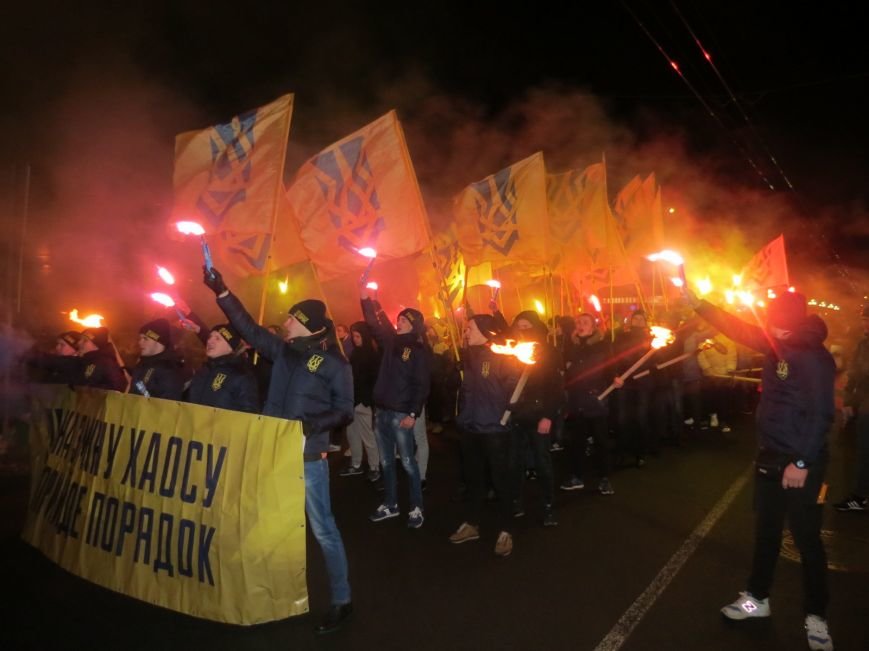 Смолоскипи, піротехніка і патріотичні гасла. У Луцьку вшану..., фото-6 Смолоскипи, піротехніка і патріотичні гасла. У Луцьку вшанували Героїв Крут, фото-6