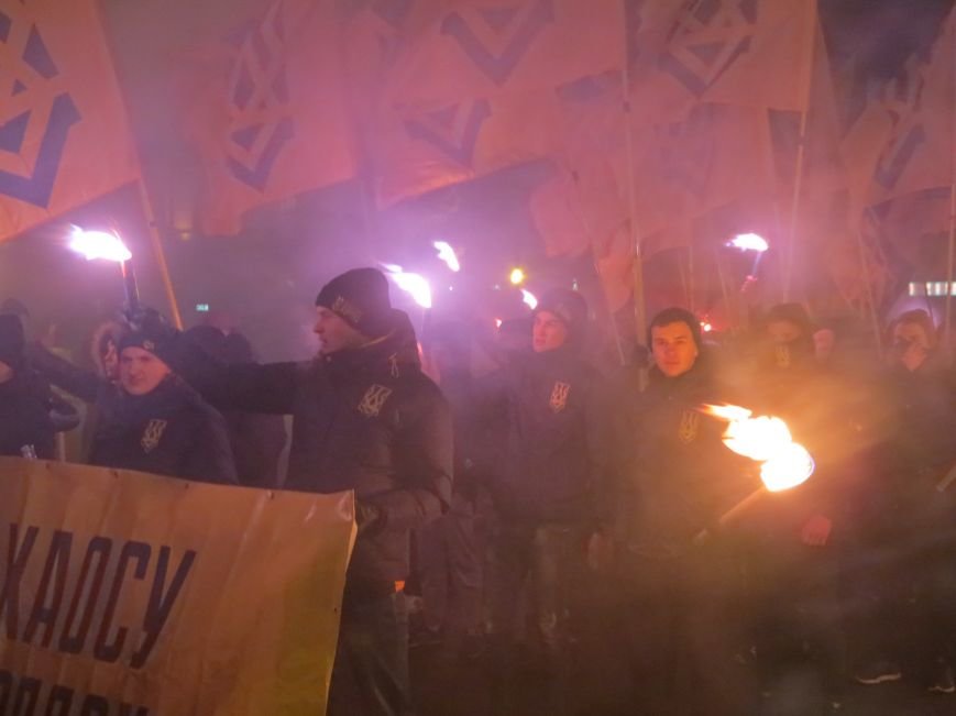 Смолоскипи, піротехніка і патріотичні гасла. У Луцьку вшану..., фото-7 Смолоскипи, піротехніка і патріотичні гасла. У Луцьку вшанували Героїв Крут, фото-7