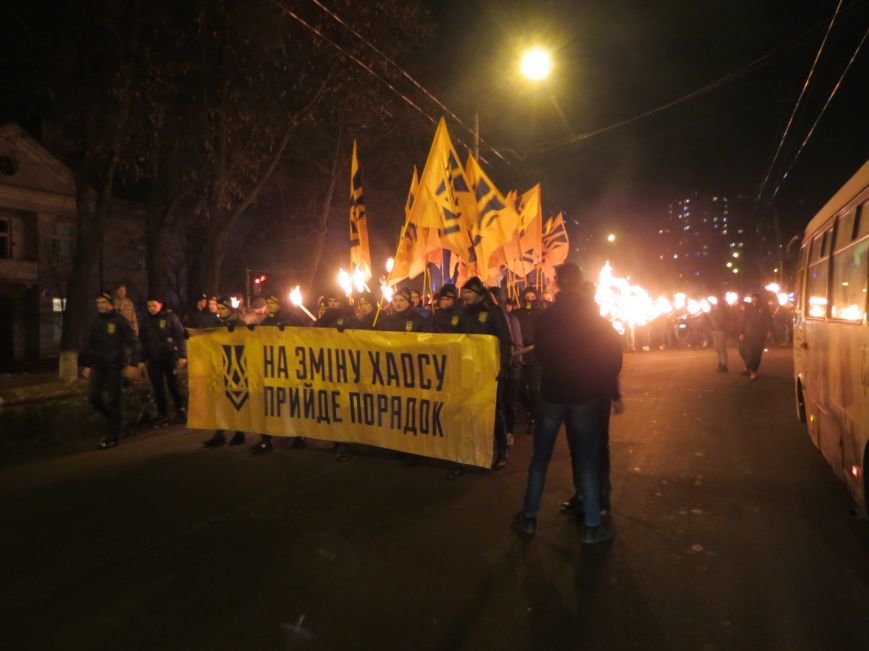 Смолоскипи, піротехніка і патріотичні гасла. У Луцьку вшану..., фото-2 Смолоскипи, піротехніка і патріотичні гасла. У Луцьку вшанували Героїв Крут, фото-2
