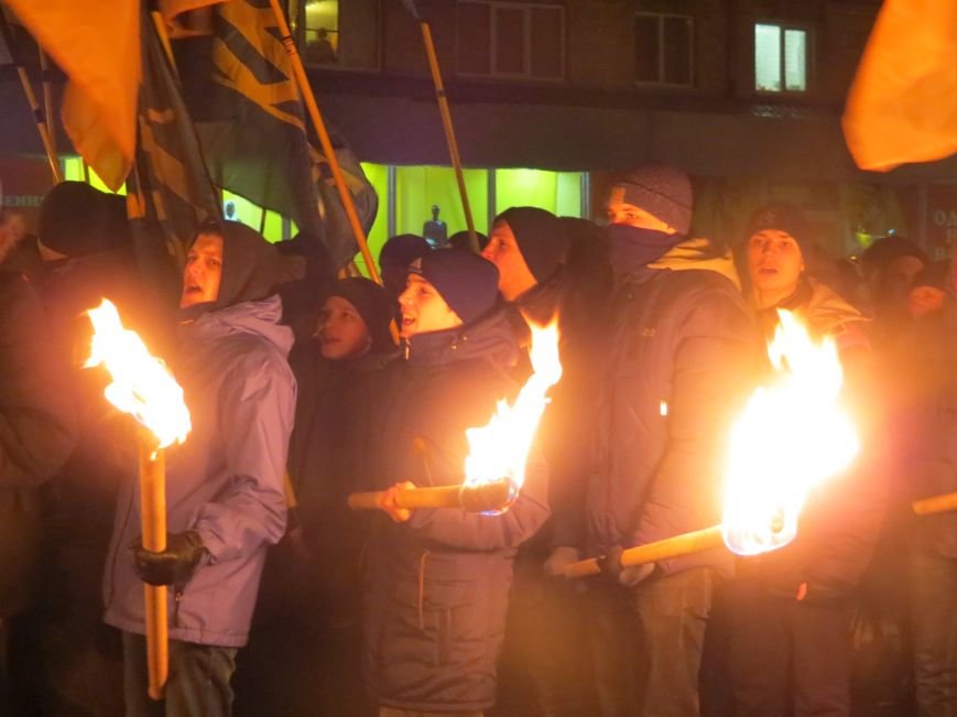 Смолоскипи, піротехніка і патріотичні гасла. У Луцьку вшану..., фото-5 Смолоскипи, піротехніка і патріотичні гасла. У Луцьку вшанували Героїв Крут, фото-5