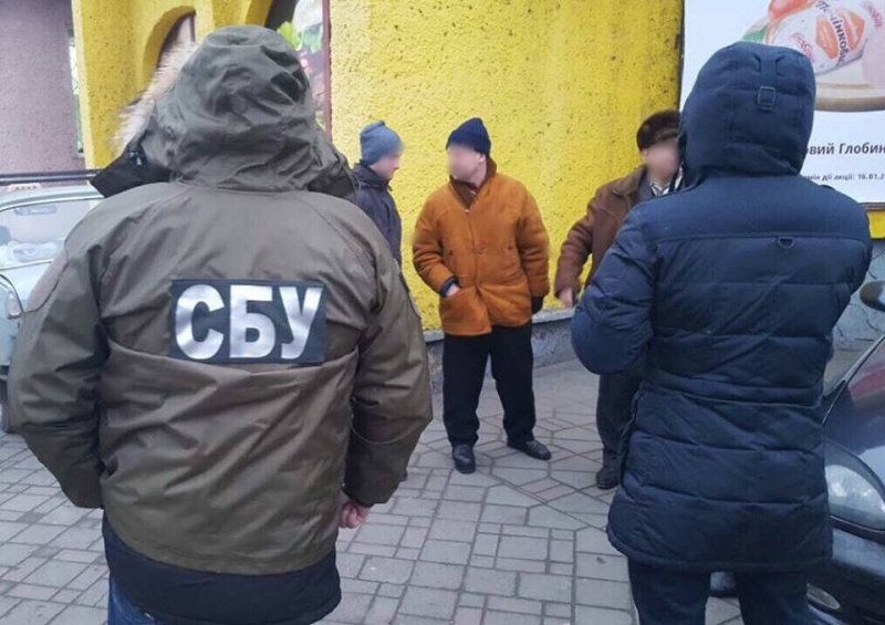 На Буковині на хабарі затримали керівника управління Держпр..., фото-2 На Буковині на хабарі затримали керівника управління Держпраці (ФОТО), фото-2