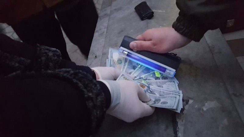 На Буковині на хабарі затримали керівника управління Держпр..., фото-5 На Буковині на хабарі затримали керівника управління Держпраці (ФОТО), фото-5