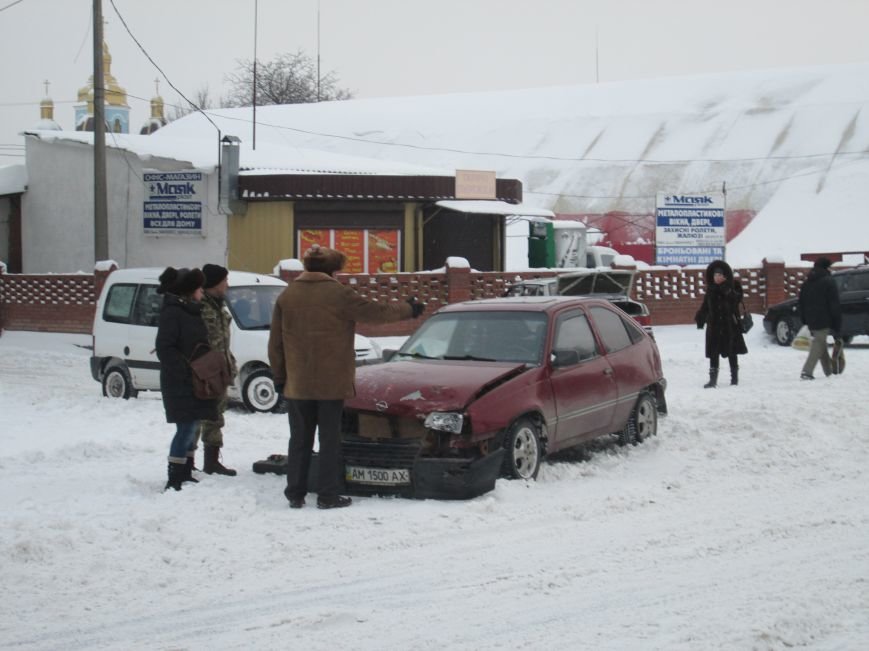 У Новограді-Волинському сталася дорожньо-транспортна пригод..., фото-2 У Новограді-Волинському сталася дорожньо-транспортна пригода (ФОТО), фото-2