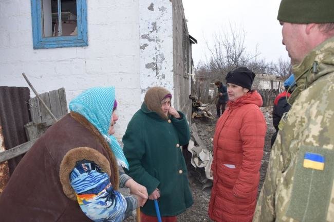 ВСУ помогают жителям расстрелянного поселка Трудовское (ФОТО), фото-1 ВСУ помогают жителям расстрелянного поселка Трудовское (ФОТО), фото-1