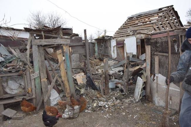 ВСУ помогают жителям расстрелянного поселка Трудовское (ФОТО), фото-3 ВСУ помогают жителям расстрелянного поселка Трудовское (ФОТО), фото-3