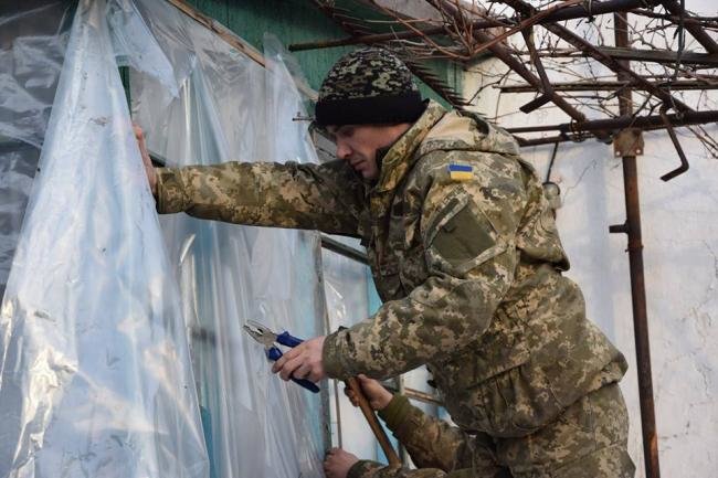ВСУ помогают жителям расстрелянного поселка Трудовское (ФОТО), фото-2 ВСУ помогают жителям расстрелянного поселка Трудовское (ФОТО), фото-2