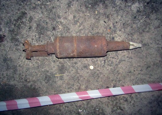 У Новограді-Волинському поліцейські на вулиці зупинили чоло..., фото-1 У Новограді-Волинському поліцейські на вулиці зупинили чоловіка, який ніс… снаряд (ФОТО), фото-1