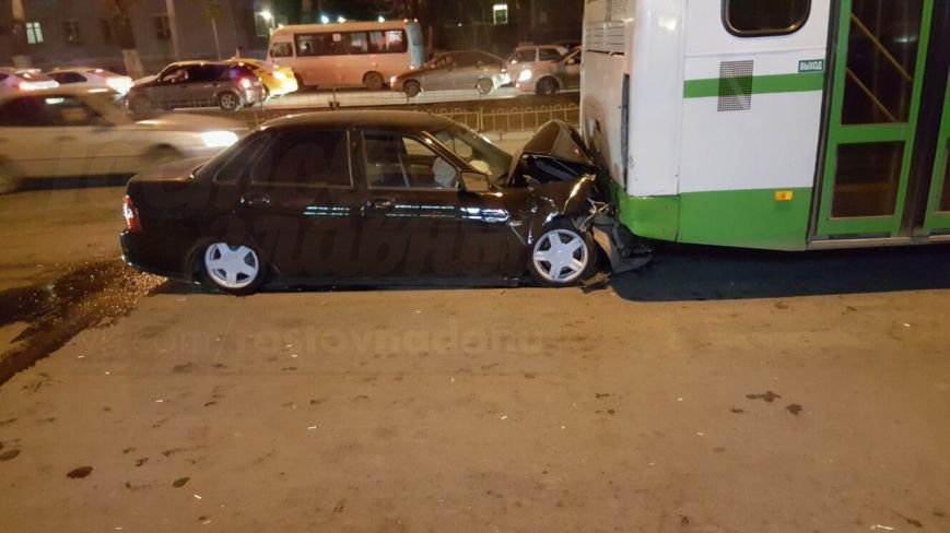 Три человека пострадали в тройном ДТП на Ленина в Ростове-..., фото-3 Три человека пострадали в тройном ДТП на Ленина в Ростове-на-Дону, фото-3