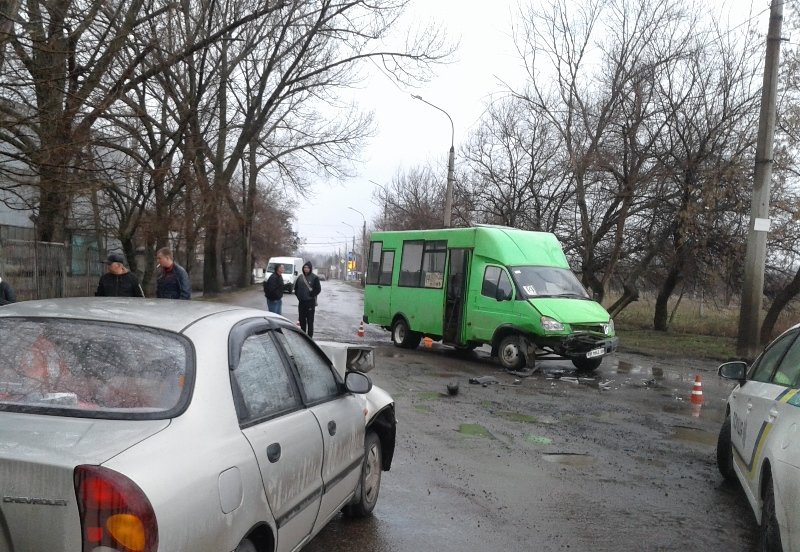 В Краматорске легковушка врезалась в маршрутку: пострадала..., фото-1 В Краматорске легковушка врезалась в маршрутку: пострадала молодая девушка, фото-1