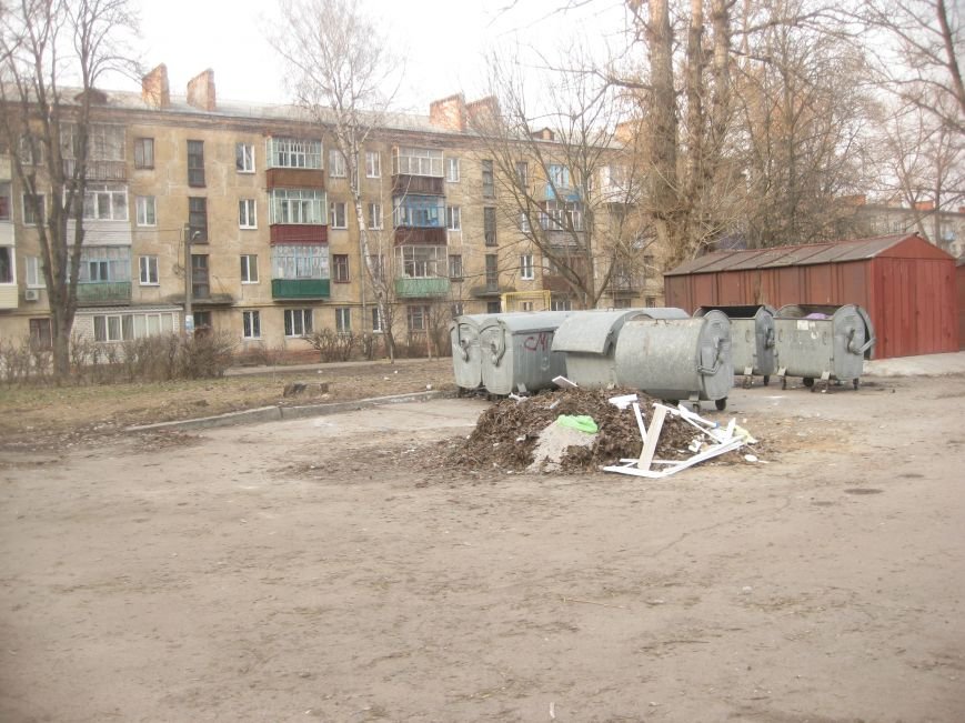 <мусорные баки в 50 м от предыдущих <мусорные баки в 50 м от предыдущих