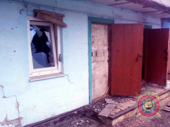 В результате обстрела боевиками Красногоровки повреждено се..., фото-2 В результате обстрела боевиками Красногоровки повреждено семь домов (ФОТО), фото-2