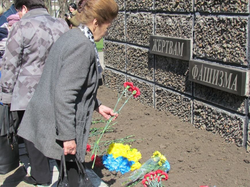 В Мариуполе возложили цветы к памятнику жертвам фашизма (Ф..., фото-10 В Мариуполе возложили цветы к памятнику жертвам фашизма (ФОТОРЕПОРТАЖ), фото-10