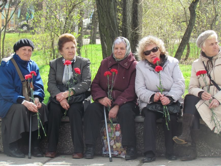 В Мариуполе возложили цветы к памятнику жертвам фашизма (Ф..., фото-1 В Мариуполе возложили цветы к памятнику жертвам фашизма (ФОТОРЕПОРТАЖ), фото-1
