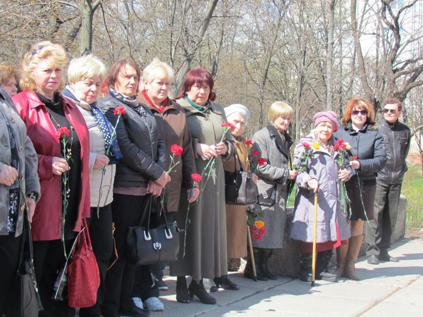 В Мариуполе возложили цветы к памятнику жертвам фашизма (Ф..., фото-4 В Мариуполе возложили цветы к памятнику жертвам фашизма (ФОТОРЕПОРТАЖ), фото-4