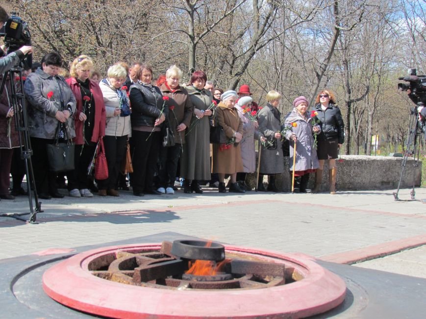 В Мариуполе возложили цветы к памятнику жертвам фашизма (Ф..., фото-5 В Мариуполе возложили цветы к памятнику жертвам фашизма (ФОТОРЕПОРТАЖ), фото-5