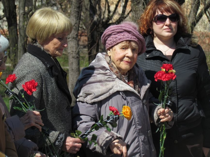 В Мариуполе возложили цветы к памятнику жертвам фашизма (Ф..., фото-9 В Мариуполе возложили цветы к памятнику жертвам фашизма (ФОТОРЕПОРТАЖ), фото-9