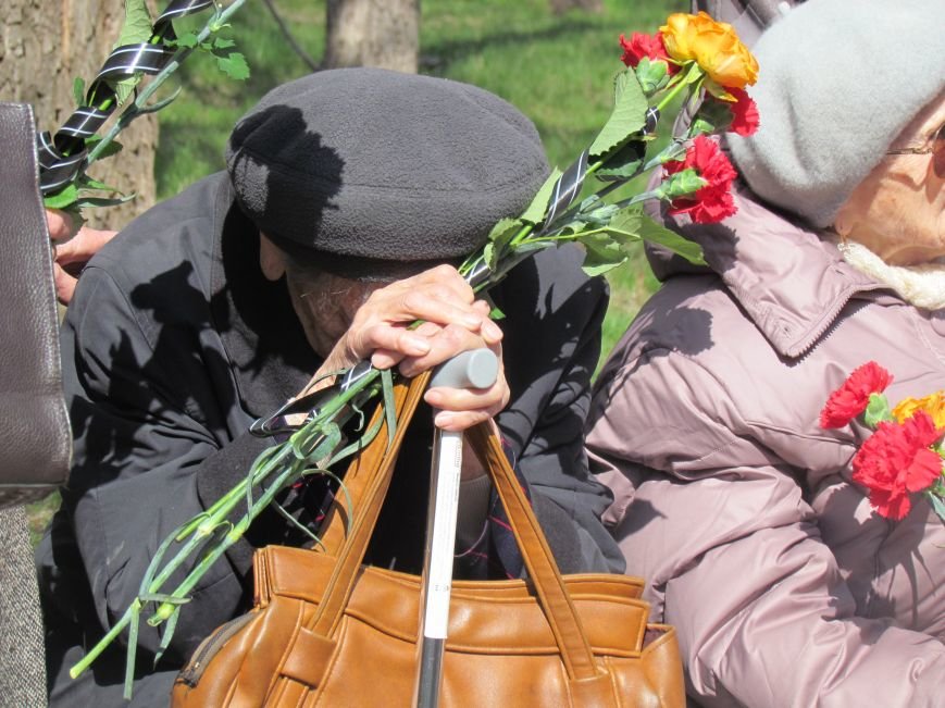 В Мариуполе возложили цветы к памятнику жертвам фашизма (Ф..., фото-2 В Мариуполе возложили цветы к памятнику жертвам фашизма (ФОТОРЕПОРТАЖ), фото-2