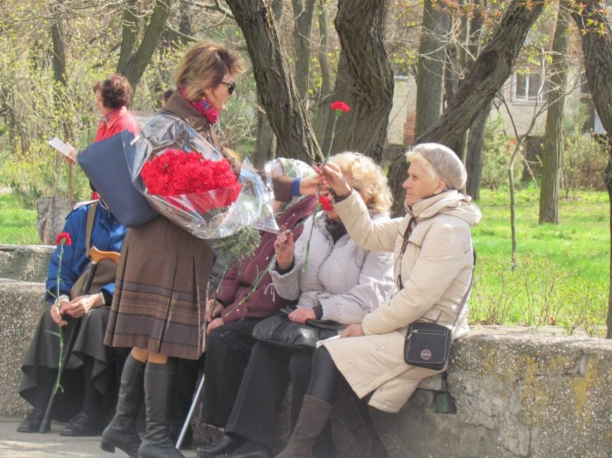 В Мариуполе возложили цветы к памятнику жертвам фашизма (Ф..., фото-11 В Мариуполе возложили цветы к памятнику жертвам фашизма (ФОТОРЕПОРТАЖ), фото-11