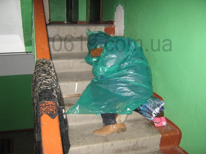 В подъезде мелитопольской многоэтажки живет женщина-бомж, фото-3 В подъезде мелитопольской многоэтажки живет женщина-бомж, фото-3